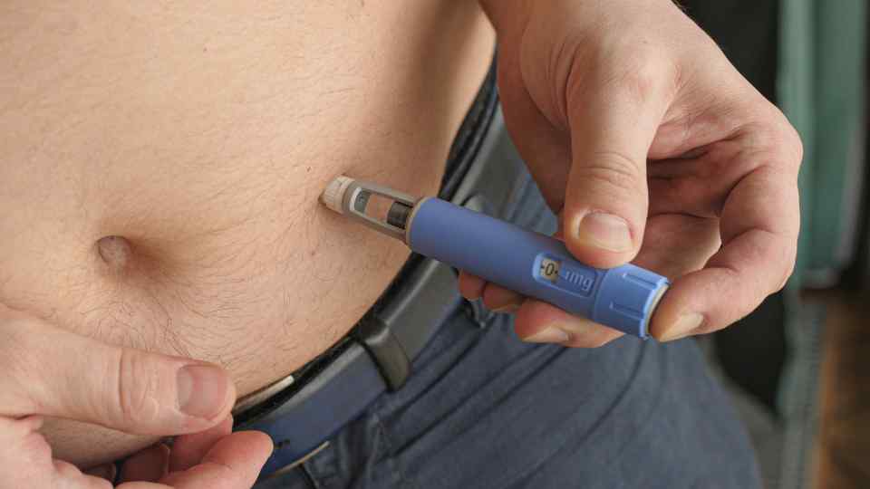 Injecting a weight loss injection via the stomach